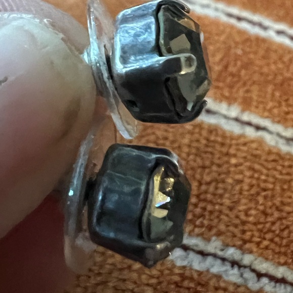 Chrystal grey glass stud earrings - Picture 3 of 4